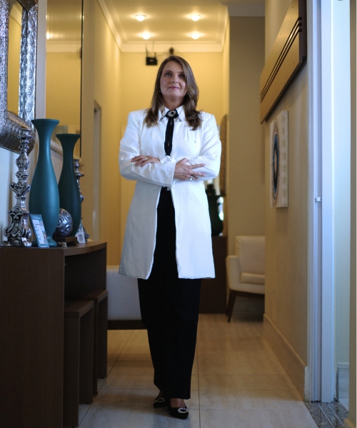 Dermatologista com mais de 20 anos de experiência, é especialista em tricologia, tratando queda de cabelo, alopecia e distúrbios capilares. 